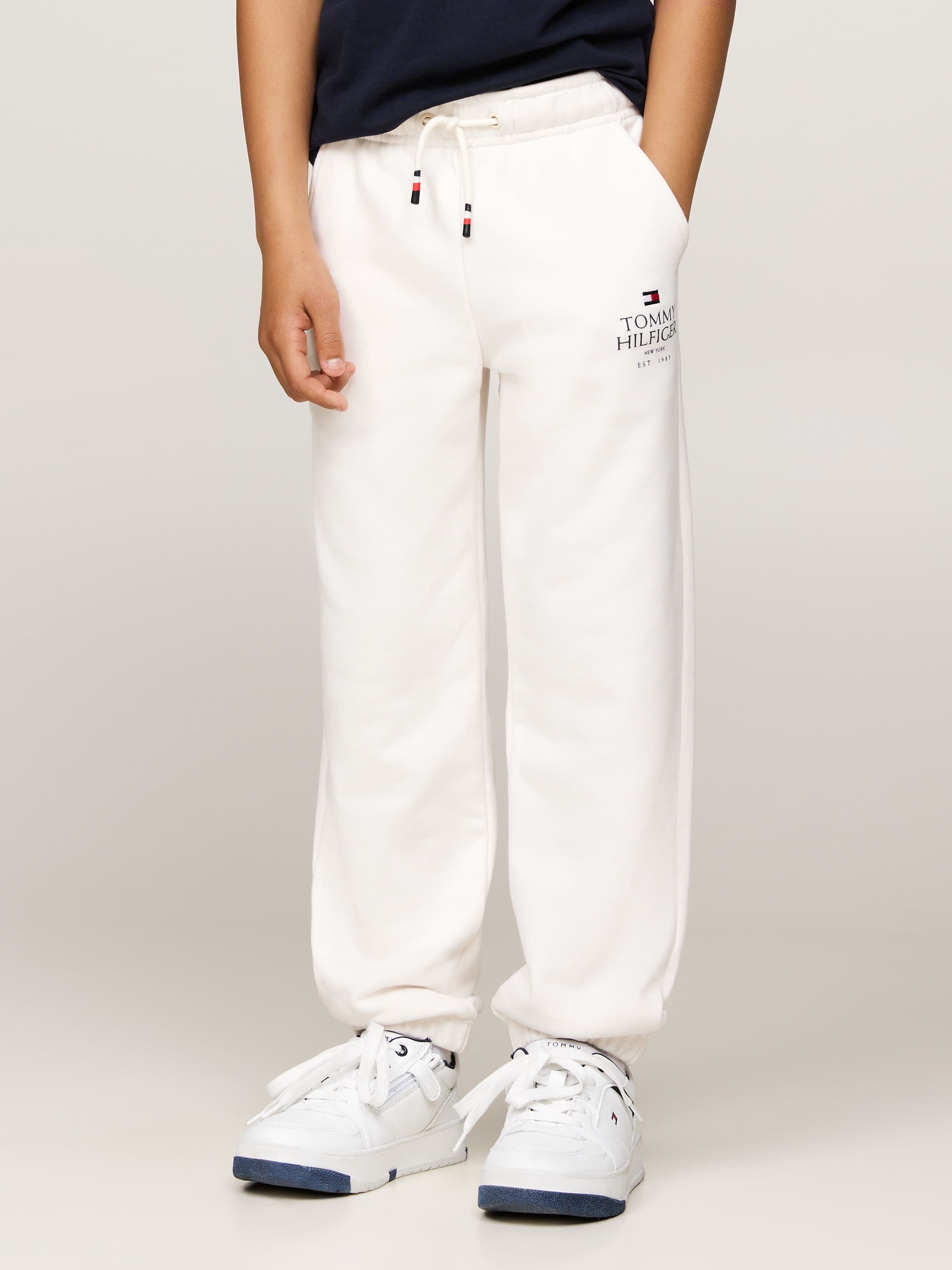 بنطلون جوغر مزين بالشعار