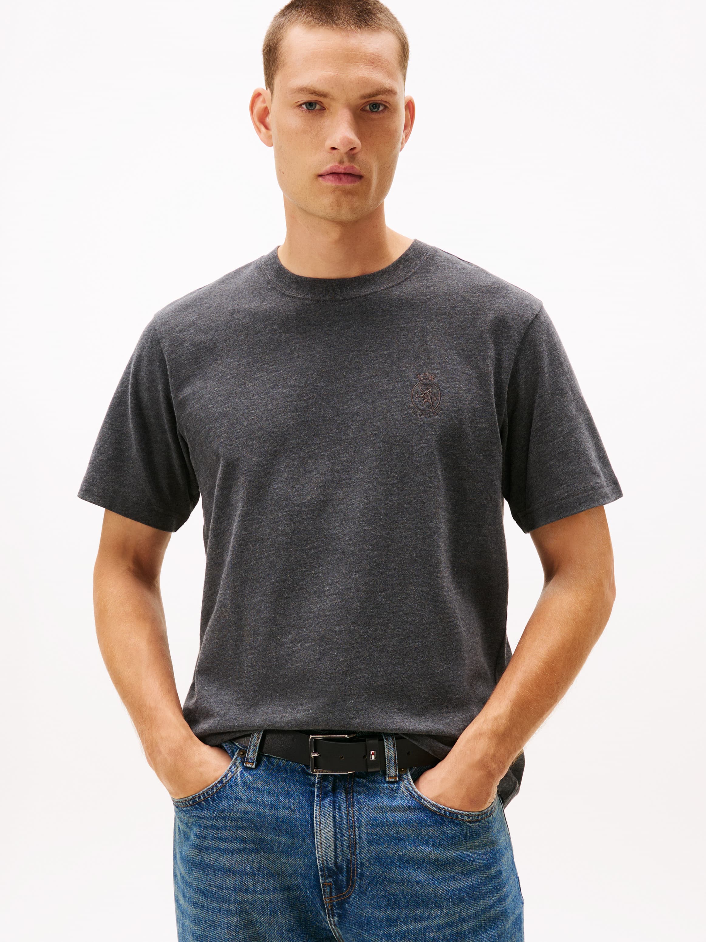 تيشيرت فارسيتي مطرز بالشعار