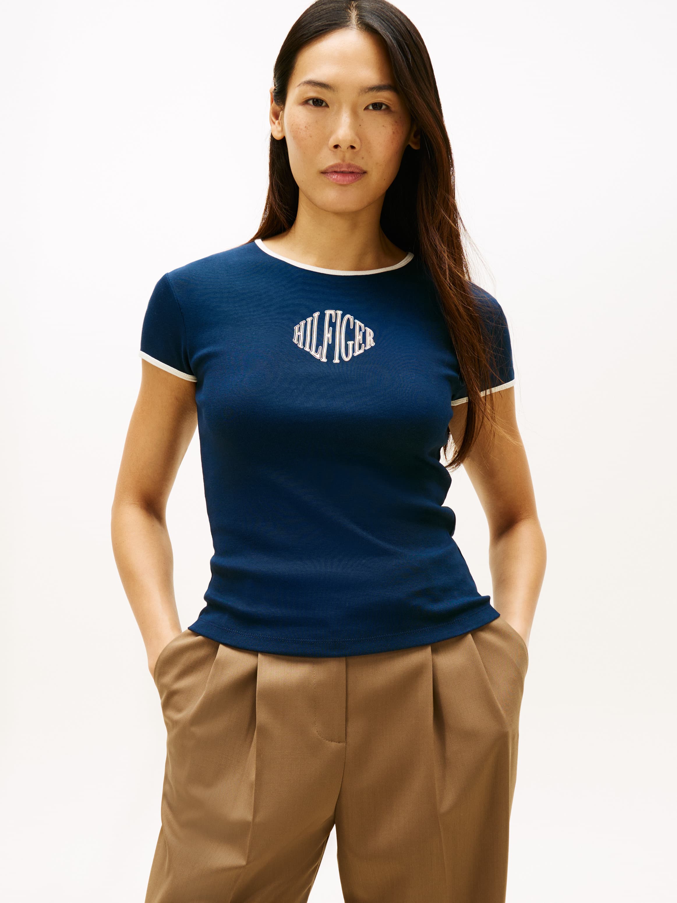 تيشيرت بقصة ضيقة مزين بالشعار