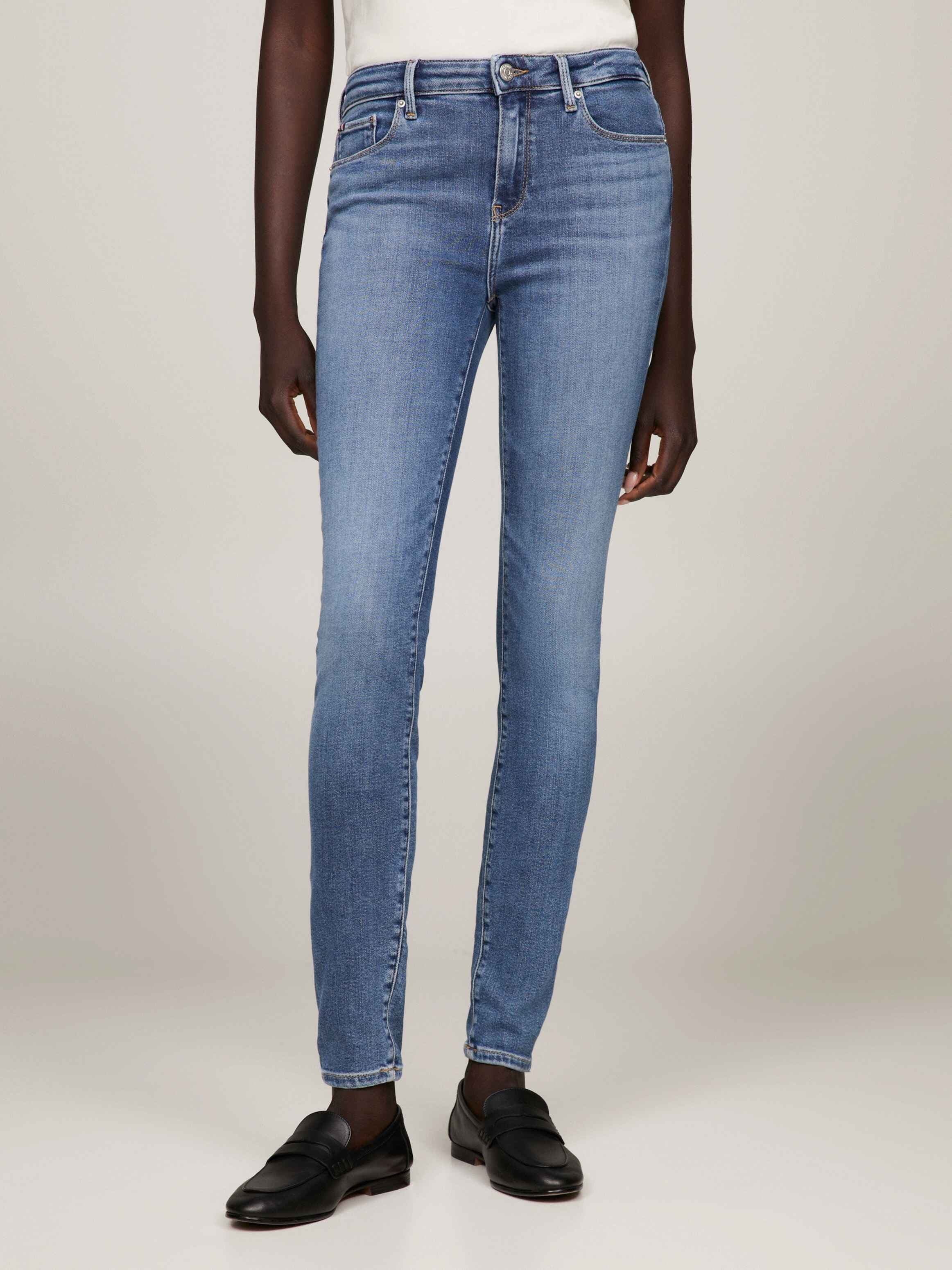 بنطلون جينز سكيني بتقنية تومي فليكس